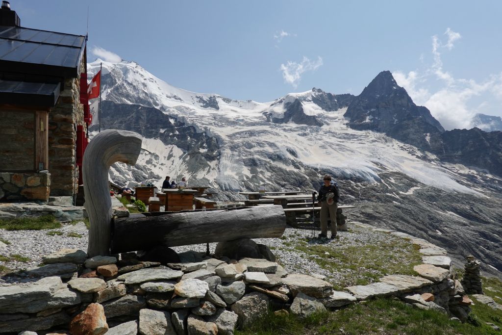 A la cabane d'Arpitettaz à 2786 m . L'arête du Blanc, le Blanc de Moming et le Besso (noir)